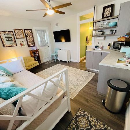 Coastal Chic Suite With Kitchenette And Private Entrance Sankt Petersburg Exterior foto